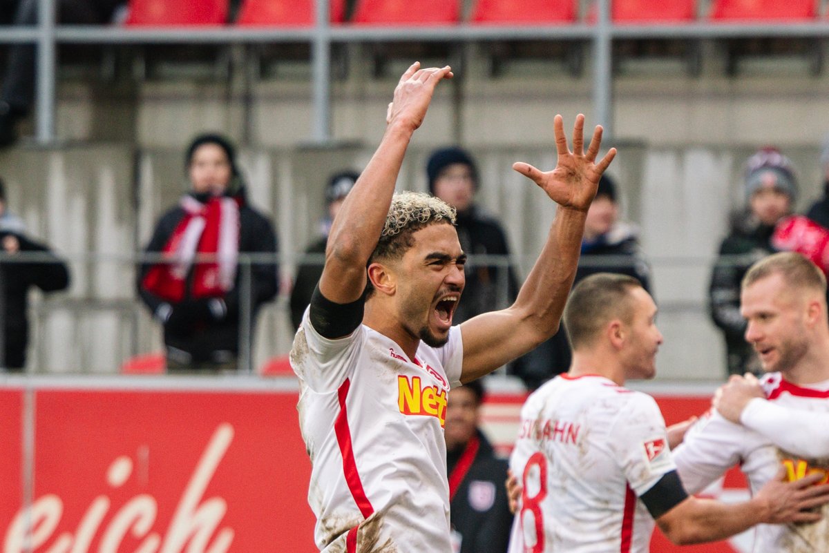 SSVJAHN's tweet photo. Dreifacher Punktgewinn zum Jahresabschluss 🤍❤️ Die Schlussphase heute hat einige Nerven gekostet, aber das war Balsam für die Jahn Seele 🙏 #ZUSAMMENwachsen #SSVSVD
📸 Janne, Gatzka & Köglmeier https://t.co/wnXc2ygrnH
