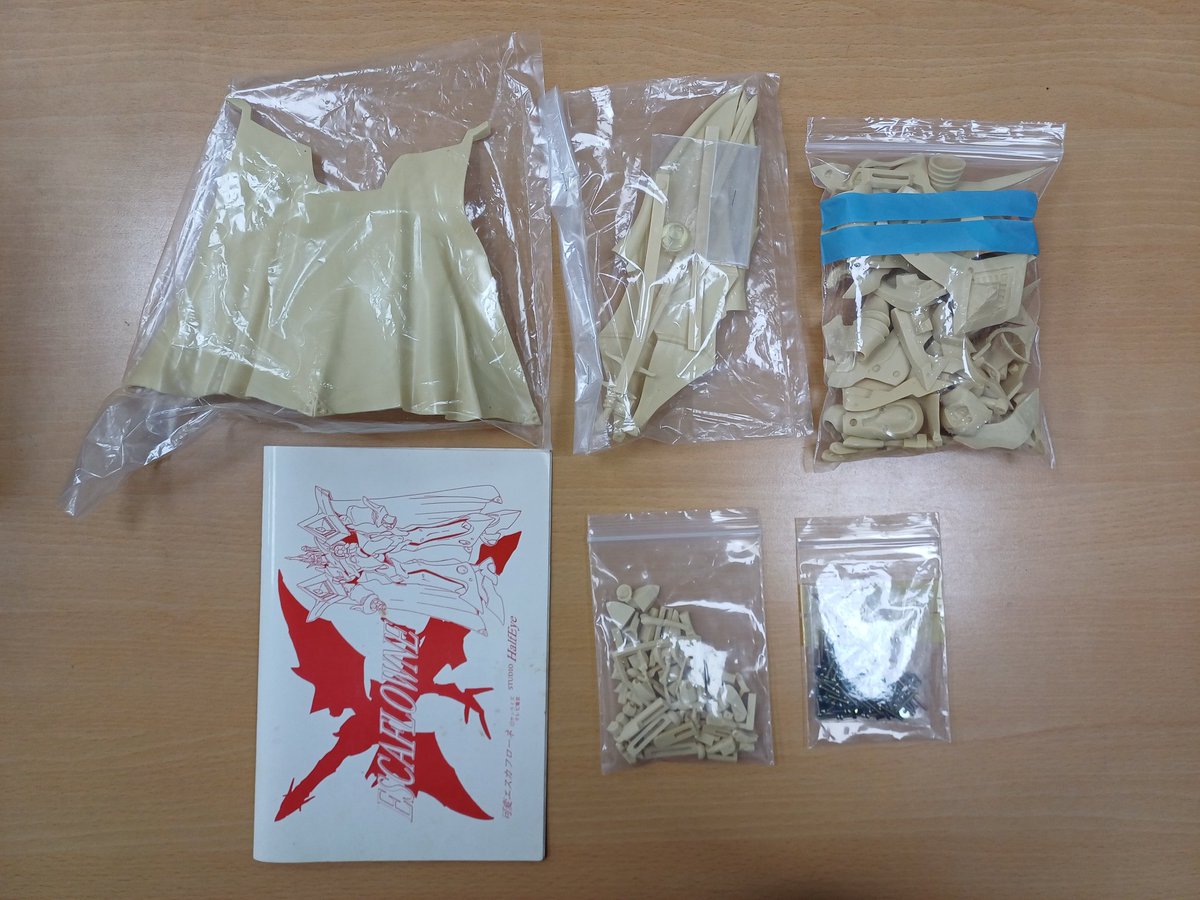 Pandacun2's tweet photo. 這玩意沒意外應該是1997年半眼社推出的第二版本(2.0版)的可變形艾斯嘉科尼~基本上跟yamato的差不多,但是yamato的版本改成塑膠零件我非常喜歡~變形可動都比較安定,但是龍頭金屬部份我不喜歡
#スタジオハーフアイ
#STUDIOHALFEYE
#天空のエスカフローネ
#聖天空戰記
#可変エスカフローネ https://t.co/PERJ3voDDv