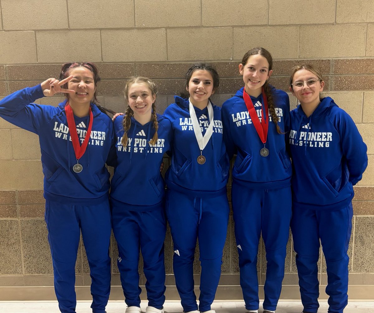 Bos_Wrestling's tweet photo. The Lady Pioneers placed 6th out of 18 teams at the Birdville Christmas Bash on Sat.  It was a solid day from the ladies, 3 of whom were medalists.
B. Cadenhead 🥈
A. Monsalud 🥈
C. Johnson 🥉

Very proud of these  ladies and how they wrestled today!

@emsisdathletics 
@boswellhs https://t.co/7Y5RvbeFYz