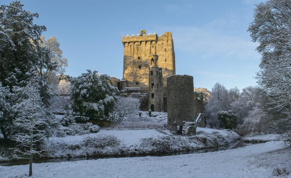 Profiter de l'Irlande en hiver :

1️⃣ Se réchauffer près du feu dans les pubs traditionnels 🔥
2️⃣ Admirer les étoiles dans les réserves étoilées 🌠
3️⃣ Randonner le long des côtes saupoudrées de neige ❄️
4️⃣ Flâner dans les marchés de Noël illuminés et festifs 🎄