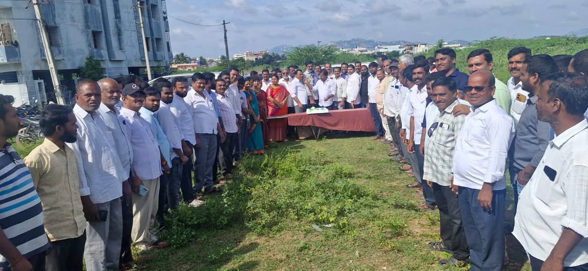 MuneerBashaplr's tweet photo. All about Yesterday!
Birthday Celebrations of Our YSRCP Chief Sri @ysjagan Gaaru,Ex #CMofAP at PLR Appartments....
#birthdaycelebration
#HBDJagan Anna..💐💐 https://t.co/eRSUbCMfWN