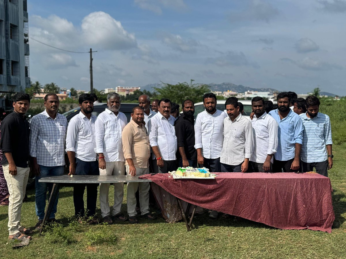 MuneerBashaplr's tweet photo. All about Yesterday!
Birthday Celebrations of Our YSRCP Chief Sri @ysjagan Gaaru,Ex #CMofAP at PLR Appartments....
#birthdaycelebration
#HBDJagan Anna..💐💐 https://t.co/eRSUbCMfWN