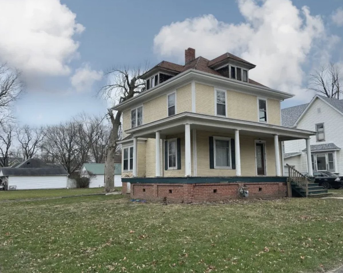 oldhouseunder50's tweet photo. https://t.co/KMlsqhgvbE
$65,000
The 1,560-sf #Illinois #oursquare has a wrap-around porch, wonderful hardwood floors, beautiful unpainted woodwork, window seat, stunning staircase, pantry and pocket doors. https://t.co/NACmjO9vLr