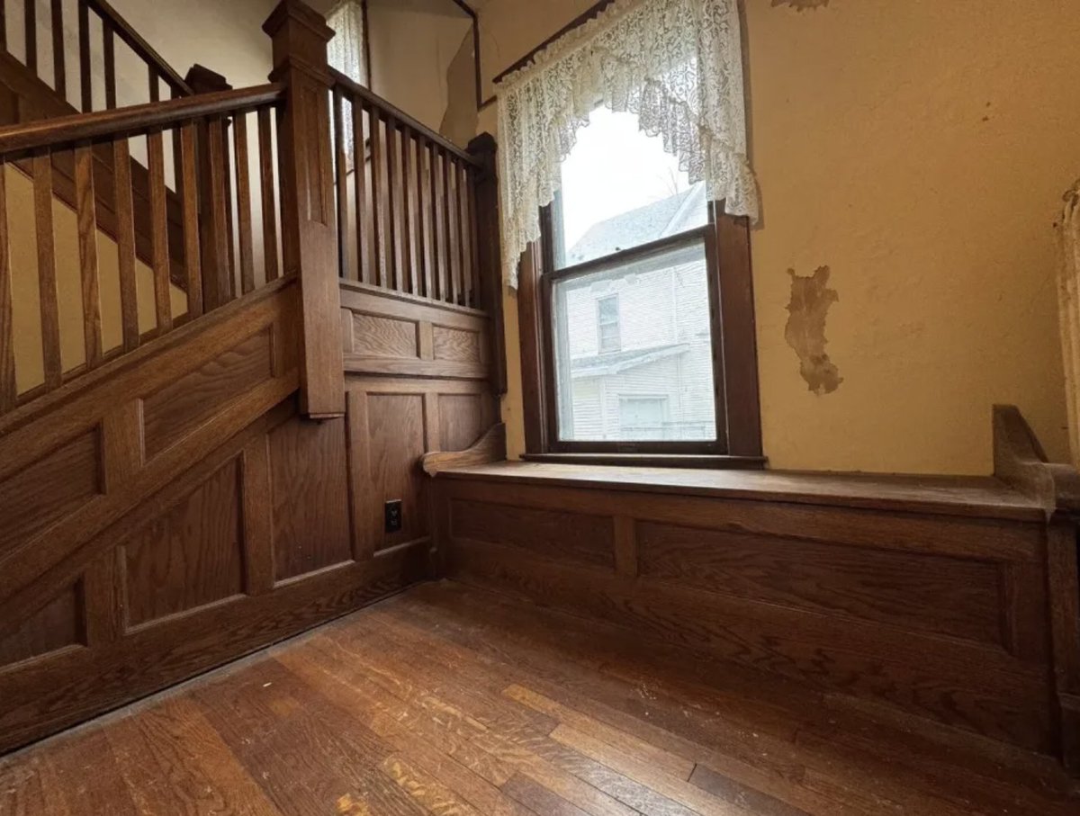 oldhouseunder50's tweet photo. https://t.co/KMlsqhgvbE
$65,000
The 1,560-sf #Illinois #oursquare has a wrap-around porch, wonderful hardwood floors, beautiful unpainted woodwork, window seat, stunning staircase, pantry and pocket doors. https://t.co/NACmjO9vLr