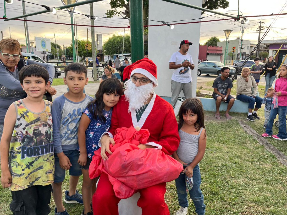labarrioobrero's tweet photo. 🎅🎄¡Nos visitó Papá Noel! 
A días de la llegada de la Navidad compartimos un momento de alegría y regalitos para los más chicos.

♥️✨Nuestros mayores deseos son paz y prosperidad para el pueblo de Berisso. Especialmente para todas las ñiñeces, lxs únicos privilegiadxs✌🏽 https://t.co/v3SKRQja47