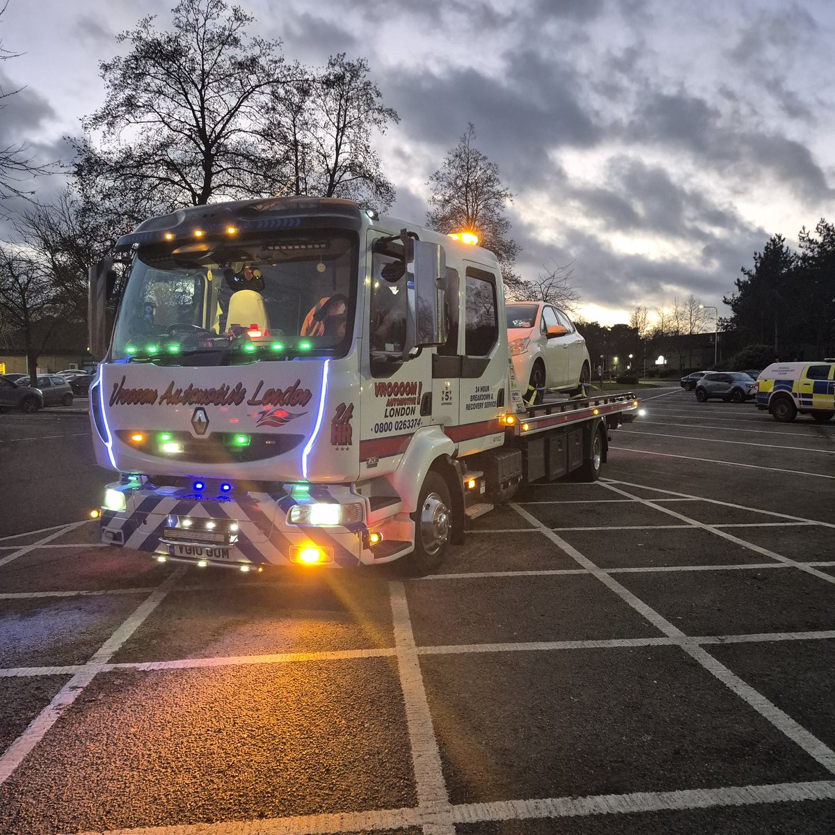 VroooomAutos's tweet image. Call 0800 0263374 for assistance