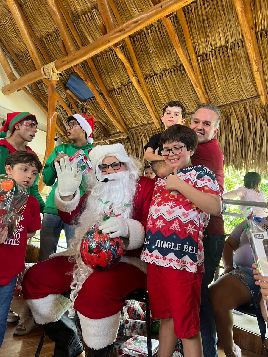 charleschapmanl's tweet photo. Gracias @fajami por invitarme a compartir la navidad con niños en Villa Caracas, fue maravilloso ver la felicidad de esos niños y se parte de tan bella causa. 

Lo más importante, al lado de mis hijos, que conozcan todas las realidades y que siempre tengan un espíritu solidario. https://t.co/zUViz0if7G