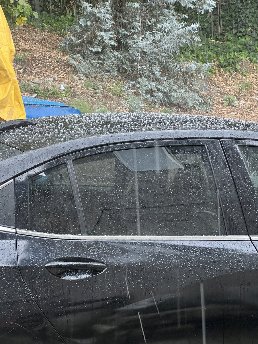 garbanzo4's tweet photo. @InfoMeteoro Comienza granizo fuerte en Álvaro Obregón, CDMX. https://t.co/QZI8pcIwLo