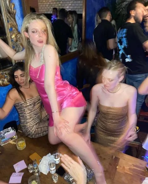 dumbandfunn's tweet photo. I just know the Fanning girls get doooooooown to Peggy by Ceechynaa https://t.co/mlX0OMjOjs