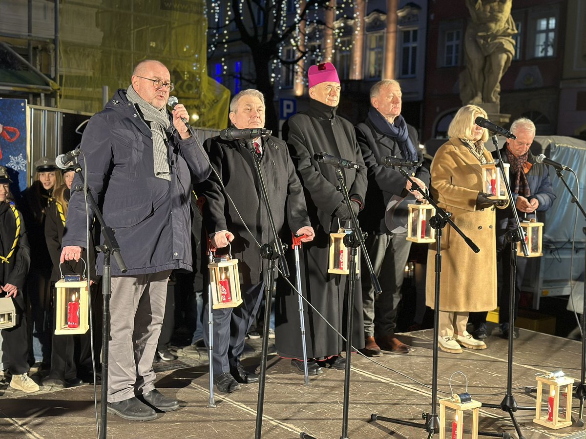 bozena_pytel's tweet photo. W świdnickim Rynku bp Waldemar Pytel @luteranie_wroc w czasie składania życzeń z okazji Bożego Narodzenia zacytował hymn, który śpiewały chóry aniołów nad polami Betlejemu - „Chwała Bogu na wysokościach, a na Ziemi pokój ludziom w których ma upodobanie.” No właśnie... Czy patrząc na otaczającą nas rzeczywistość uważamy, że Bóg jest zainteresowany człowiekiem? Człowiek Bogiem nie za bardzo…wojny, kłótnie, nienawiść, złość… można długo  mnożyć! A jednak do takiego zwaśnionego świata przychodzi Bóg w małym dziecku, by na nowo skleić, naprawić, tchnąć nadzieję, wypełnić serca pokojem, radością i miłością… biskup Pytel swoje przemówienie zakończył życzeniami Błogosławionych Świąt oraz wszelkiego dobra i Bożej opieki w 2025 roku. 
Życzenia złożyli również biskup Adam Bałabuch, prezydent miasta #świdnica Beata Moskal-Slaniewska, przewodniczący Rady Miasta Krzysztof Lewandowski, poseł Robert Jagła, wicestarosta Zygmunt Worsa. 
Tradycyjnie harcerze składającym życzenia przekazali Betlejemskie Światło Pokoju.
#świdnica #rynekztradycjami #kosciolpokojuwswidnicy #betlejemskieswiatlopokoju