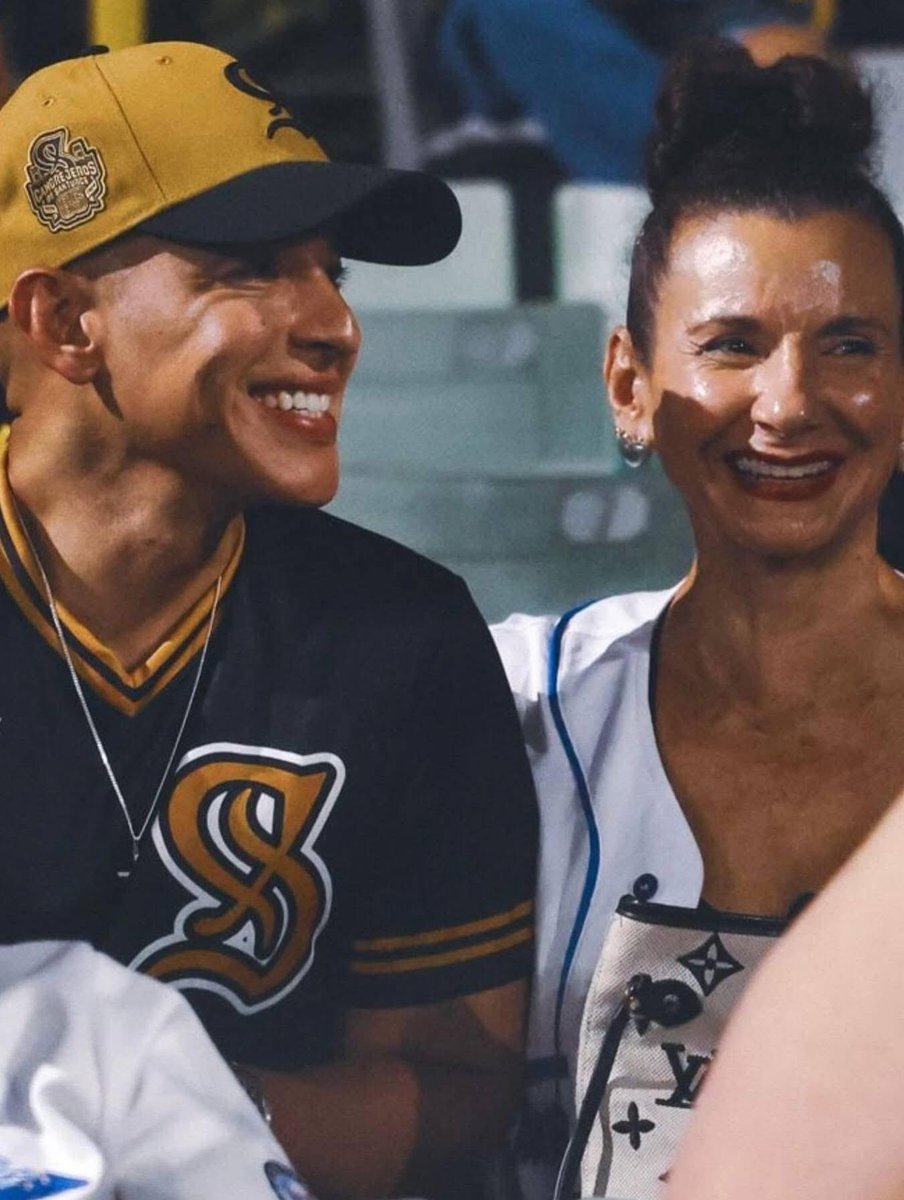 Indie5051's tweet photo. Daddy Yankee en instagram junto a su madre, la única mujer que jamás le fallara 💖 https://t.co/DwiByY1BLo