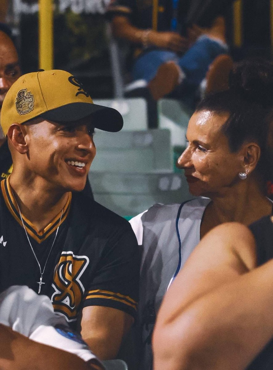 Indie5051's tweet photo. Daddy Yankee en instagram junto a su madre, la única mujer que jamás le fallara 💖 https://t.co/DwiByY1BLo