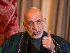 HafizHamim3's tweet photo. ۲۴ کاله مخکې په همدې ورځ ولسمشر حامد کرزی @KarzaiH د یوه کنډواله، وېشلي، په بدمرغو ککړ، منزوي او وروسته پاتې هېواد ولسمشر شو. ولسمشر کرزی د مشرۍ خپل استعداد لري. ډېر په اسانه یې په څنګ کې #کریم‌خرم غوندې اخواني، #سپنتا غوندې(دده پخپله خبره هیومنیست)، #فهیم غوندې ټوپکسالار او #محمداشرف‌غني غوندې تکنوکرات له یو بل سره ګزاره کولای شي. له درناوي ډک چلند لري. زه د پوهنتون په لومړي ټولګي کې وم اول وار مې ولید. د هغه چلند راسره داسې و چې ځان بیخي مهم راته ښکاره سو. دا ظرفیت لږ خلک لري چې نورو انسانانو ته دا ډول ښه احساس ورکړي.