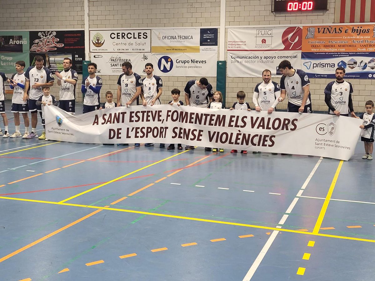 chses1973's tweet photo. El CHSES rebutja tot tipus de violència a l’esport. Per un handbol del que tots puguem gaudir. 💙🤍
#santestevesesrovires #chses #femclub #orgullCHSES #handbol #sanesarena https://t.co/YhtuTDpdbl