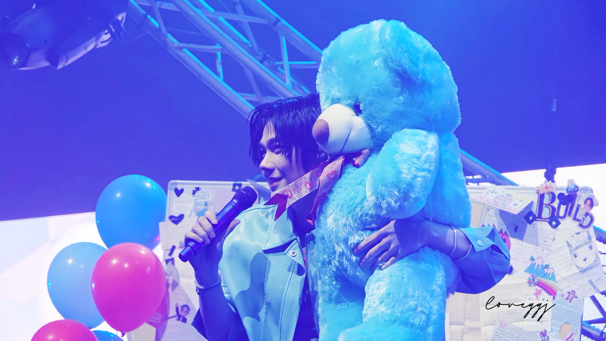 Bui and Bear，Who is cuter～

<a href="/JakeB4rever/">BIU.</a> 
BUILD SHINE ON STAGE
#CanYouGleamTonight 
#BuildJakapan
#Bubbles