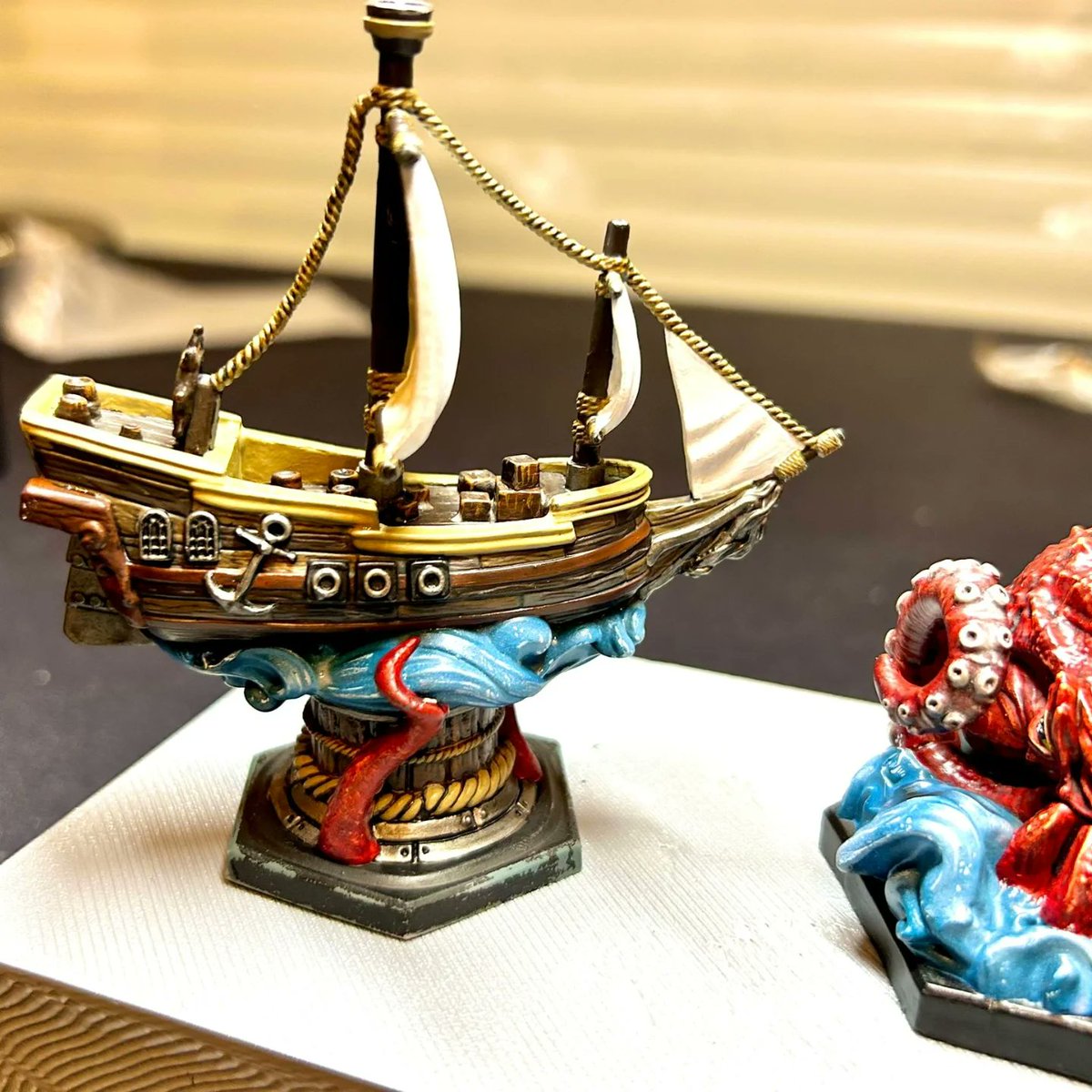 ClubDreadnought's tweet photo. Feed the Kraken es un divertido juego de deducción con roles ocultos, con tres facciones asimétricas.
#Clubdreadnought #feedthekraken #funtails #juegosdemesa #boardgames https://t.co/dValrlHbej