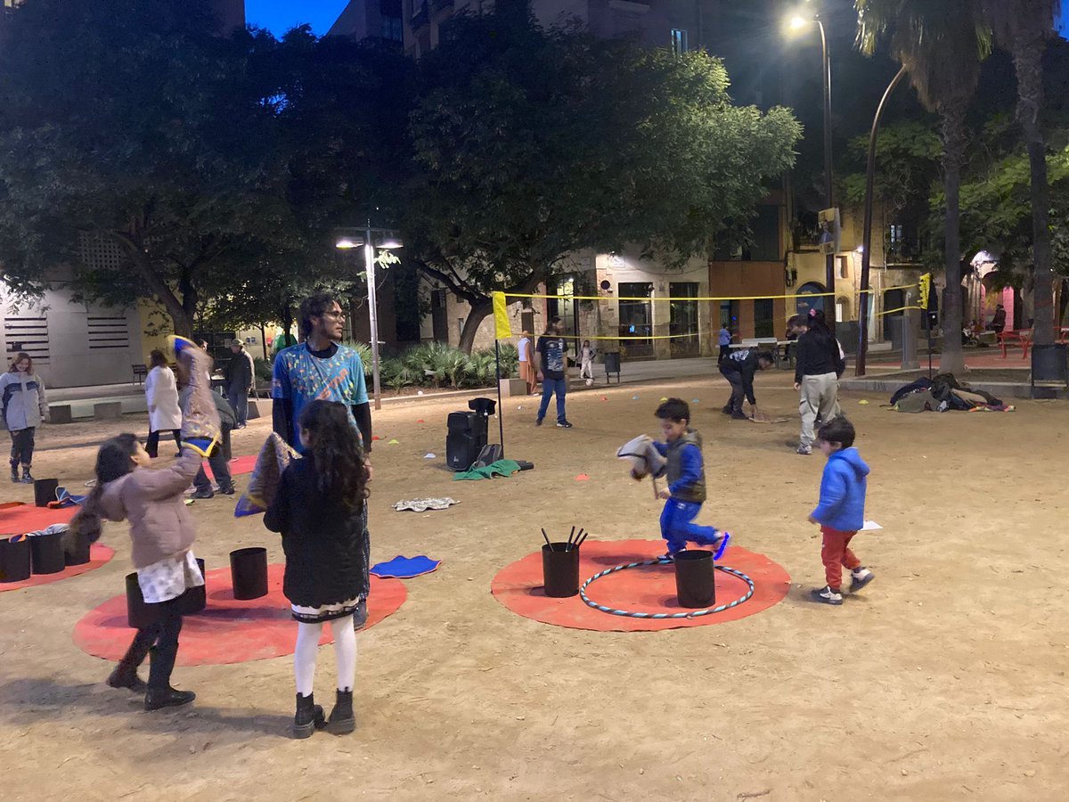 CasalPou's tweet photo. Divendres vam sortir la plaça amb #encircantelbarri, per segona vegada, amb un taller de #dapo! https://t.co/Z58ULwO96e
