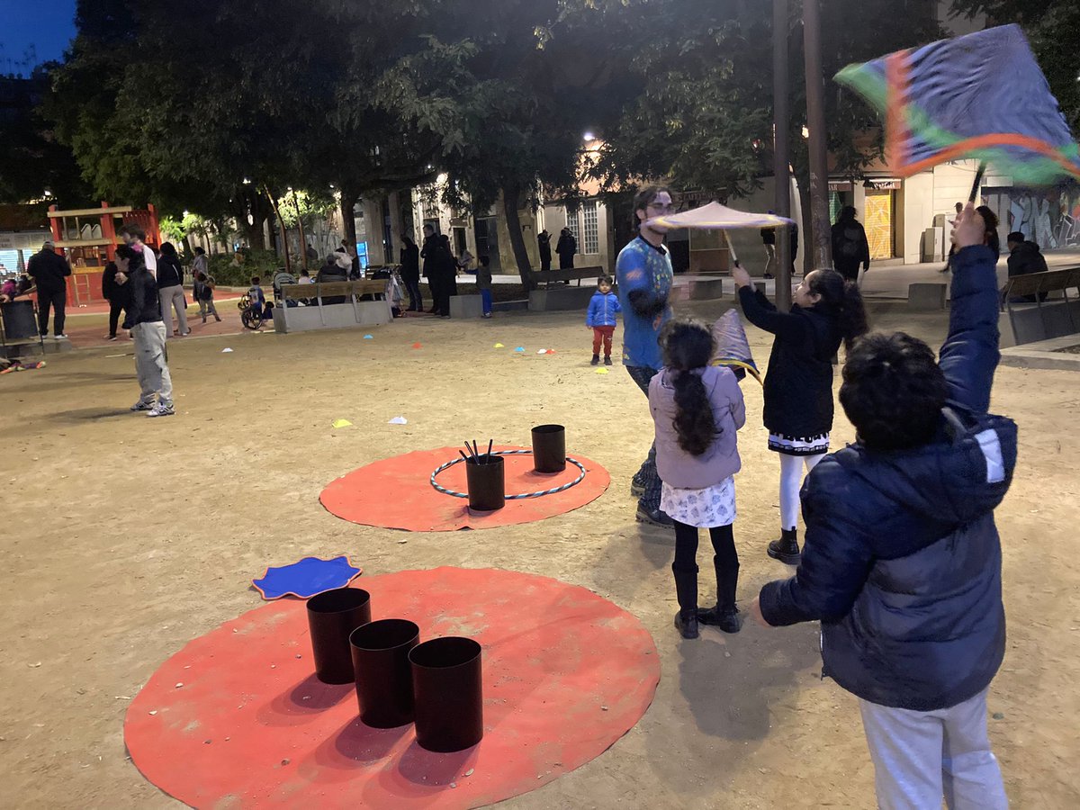 CasalPou's tweet photo. Divendres vam sortir la plaça amb #encircantelbarri, per segona vegada, amb un taller de #dapo! https://t.co/Z58ULwO96e