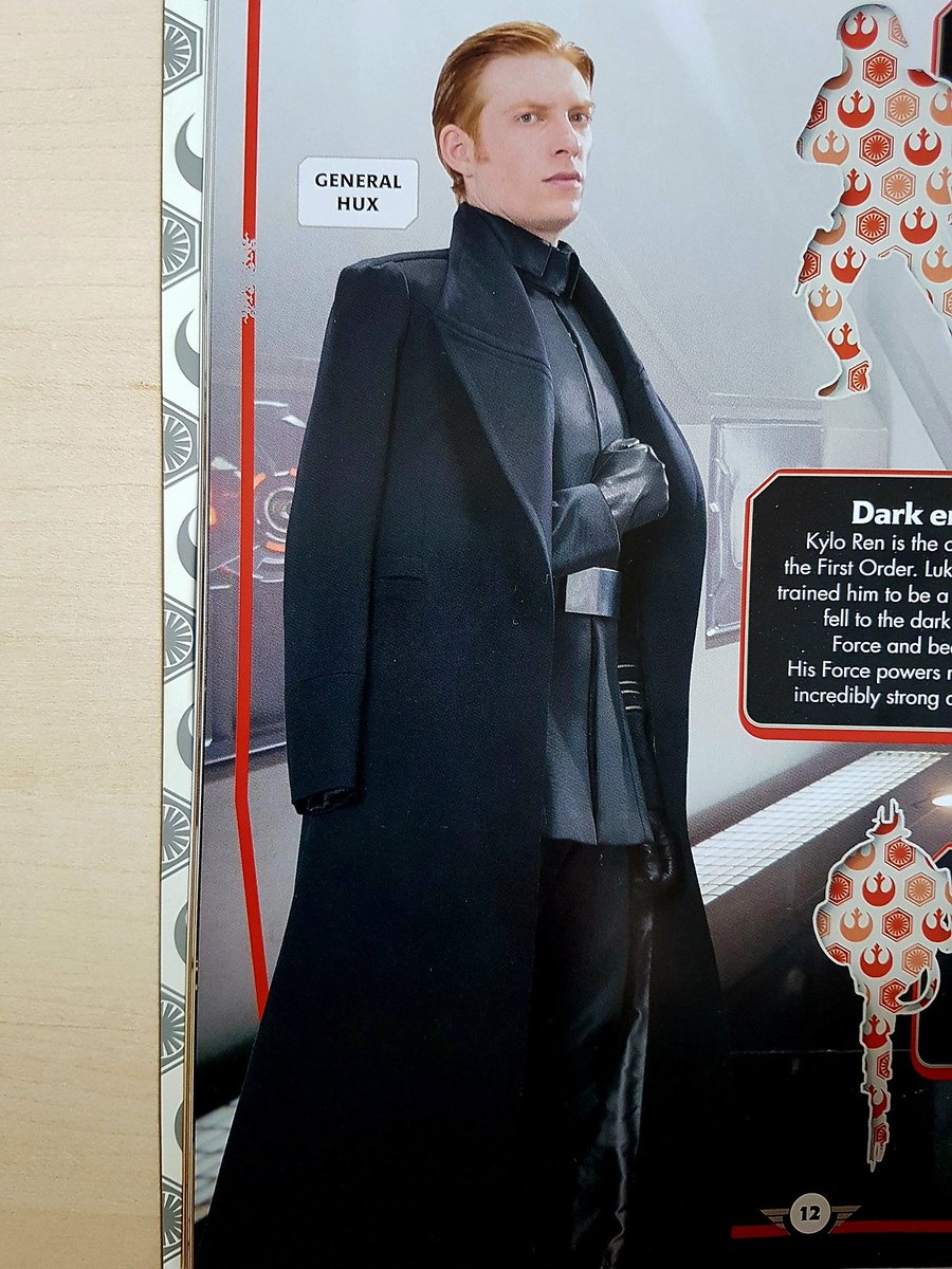 I love that Hux pic in TFA Sticker book! He looks so good here! 😍