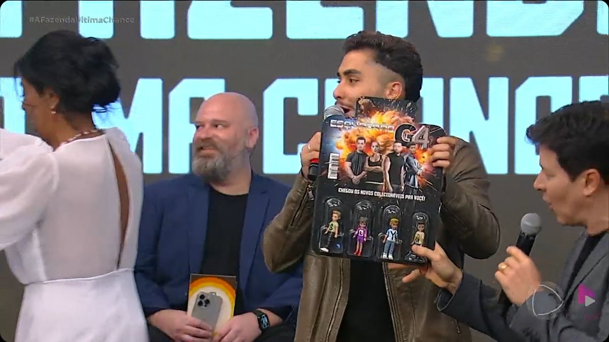 centralreality's tweet image. O Gui ganhou bonecos do G4 de presente! #AFazendaÚltimaChance