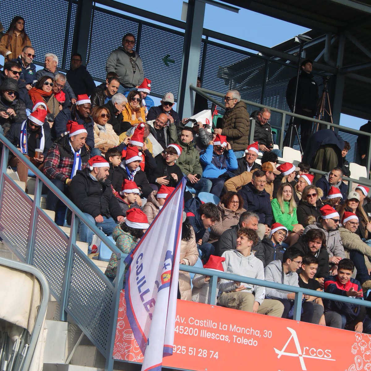 CD_Illescas's tweet photo. Espíritu navideño en casa 🎅🏼 Felices fiestas afición 🎄🤍 https://t.co/HXwx7YesvB