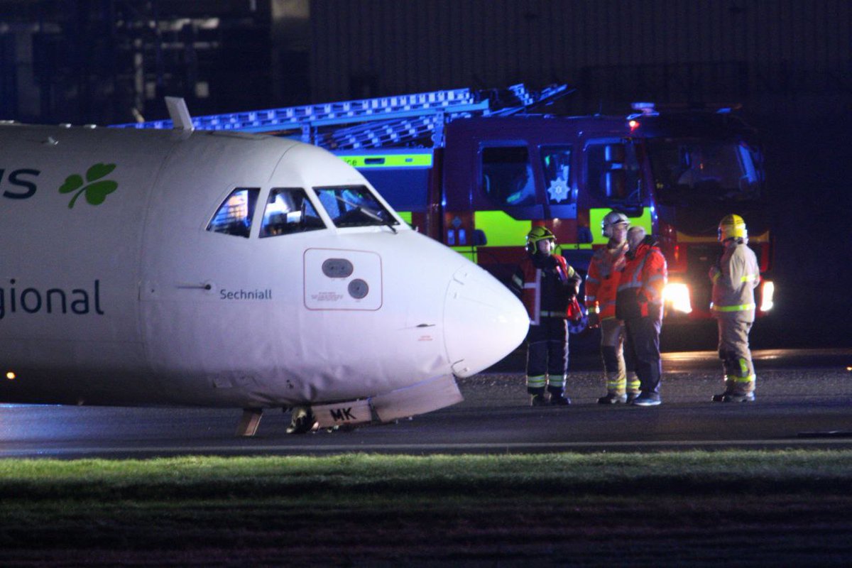 life_Info__'s tweet image. 🇬🇧L'aéroport de #BelfastCity est fermé jusqu'à lundi après l'effondrement de la roue avant d'un avion d'#aerlingus lors d'un atterrissage par vent fort. 

Aucun passager n'était à bord et aucun blessé grave n'a été signalé. Vols détournés vers Belfast International.