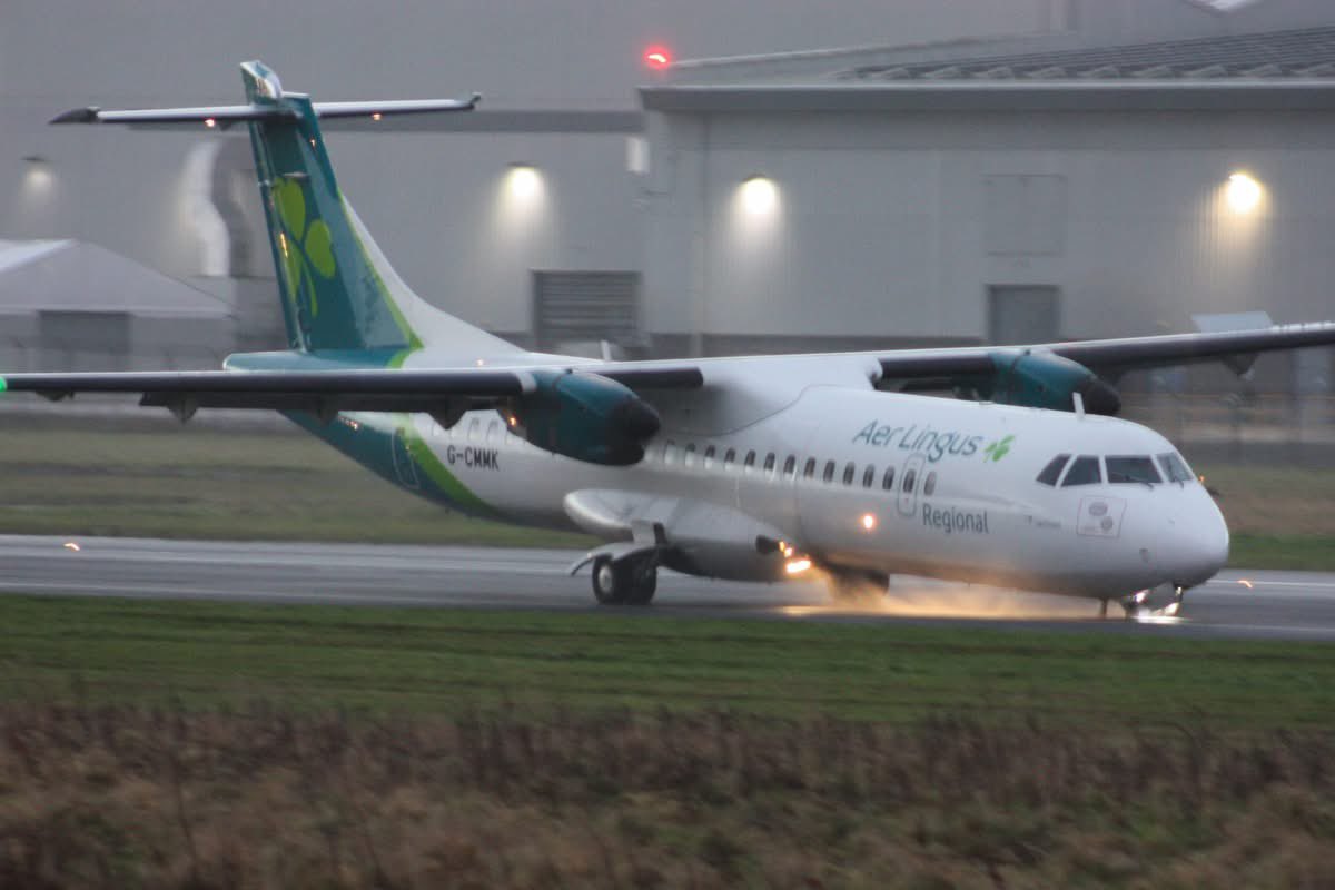 life_Info__'s tweet image. 🇬🇧L'aéroport de #BelfastCity est fermé jusqu'à lundi après l'effondrement de la roue avant d'un avion d'#aerlingus lors d'un atterrissage par vent fort. 

Aucun passager n'était à bord et aucun blessé grave n'a été signalé. Vols détournés vers Belfast International.