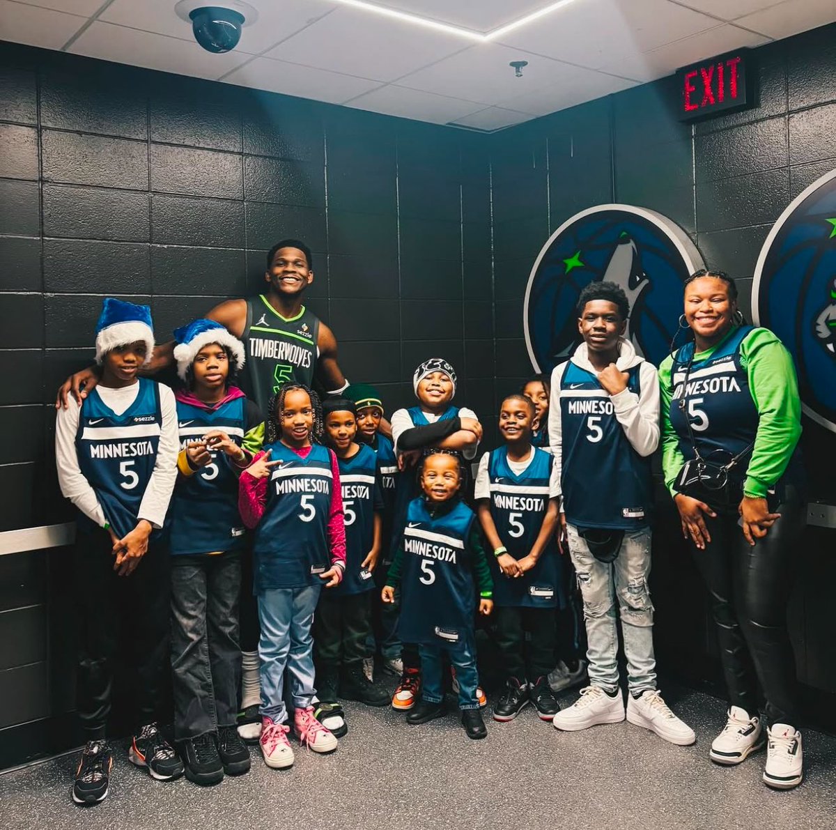 SneakerReporter's tweet image. A special shoutout goes to Anta Clause, aka @theantedwards_ , for covering the electricity bills for five families in need during the holiday season for a duration of five months.