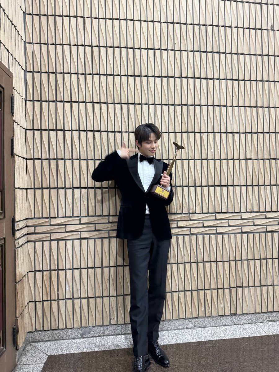 ✎ (slow) tweet media