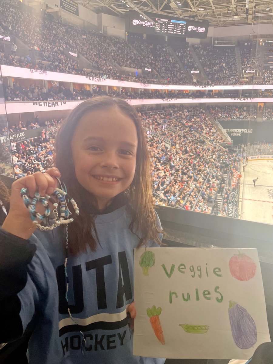 _caitlinelle's tweet photo. @utahhockeyclub She made a bunch of friendship bracelets for the team! Can you help us get them to them?! 🩵 #UtahHC https://t.co/489I2U6vpR
