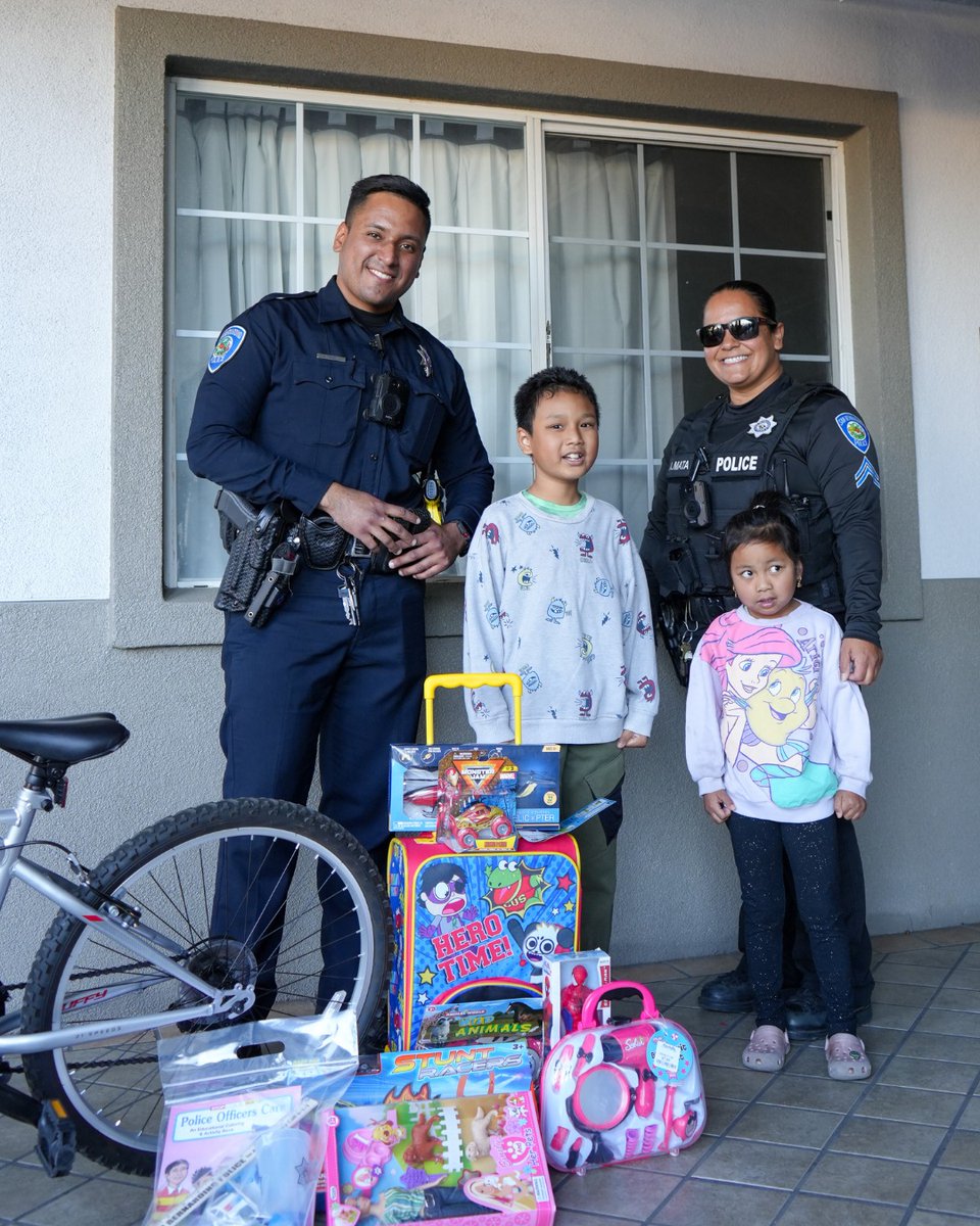 SanBernardinoPD's tweet image. UNFORTUNATE CIRCUMSTANCES

@SBPD_CHIEF 

#StandardofExcellence #SBPD #JoinSBPD #HolidaySpirit #SanBernardino