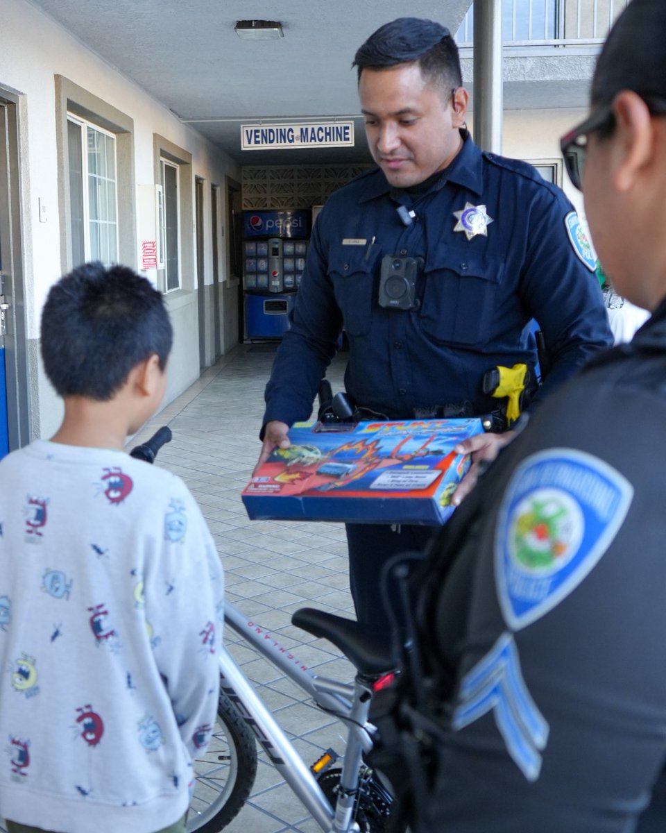 SanBernardinoPD's tweet image. UNFORTUNATE CIRCUMSTANCES

@SBPD_CHIEF 

#StandardofExcellence #SBPD #JoinSBPD #HolidaySpirit #SanBernardino