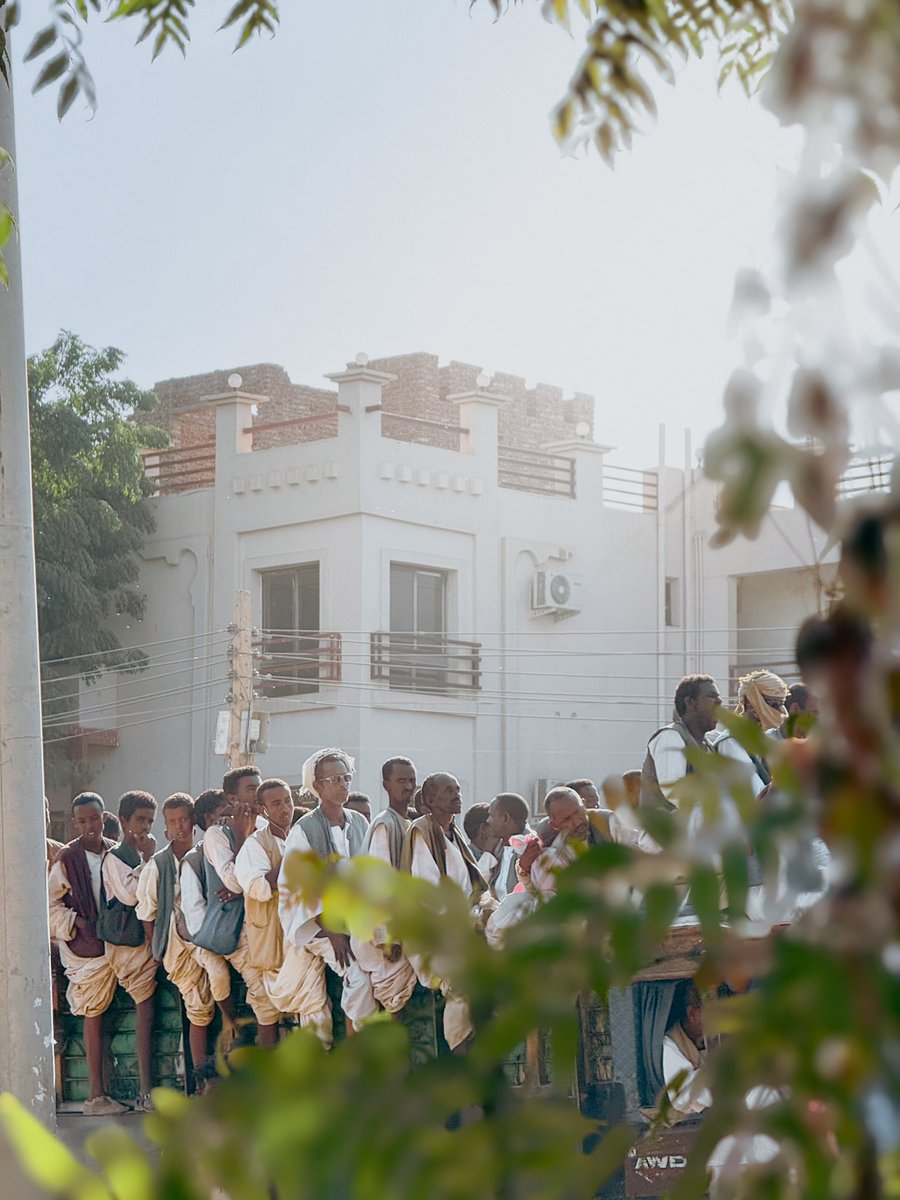 Most of the residents from the rural areas surrounding Kassala come to the market early in the morning on old lorries and return home at sunset. Despite the availability of modern transportation, they continue to hold on to this tradition as part of their daily life.