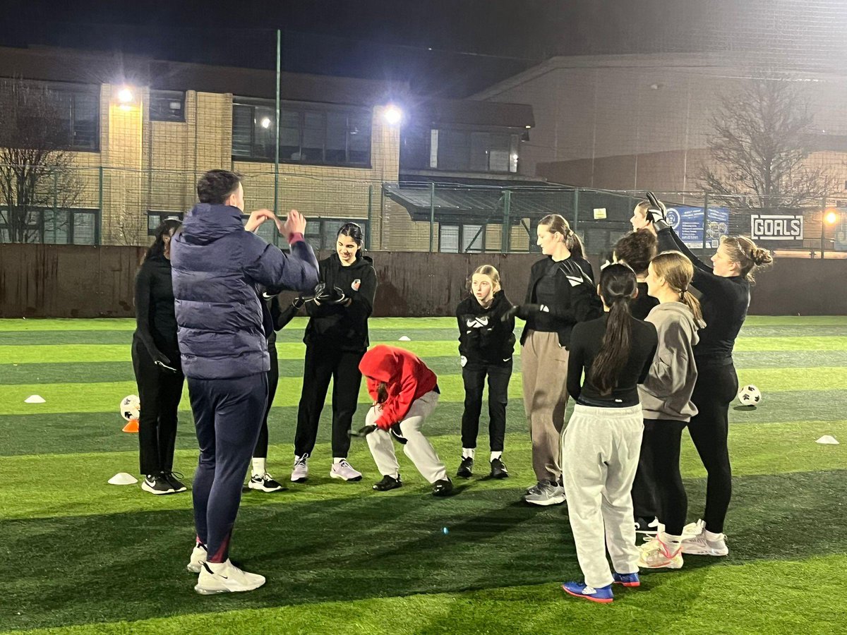 🧤 Goalkeeping 🤝 Basketball 🏀

It was a lot of fun to work with the most successful women’s basketball club in the country <a href="/Hatters_BC/">B. Braun Sheffield Hatters</a> 🏀

I was blown away but how talented these players are 🌟

Really grateful for Vanessa &amp; Tyler’s support and open minds to run this event 🤝