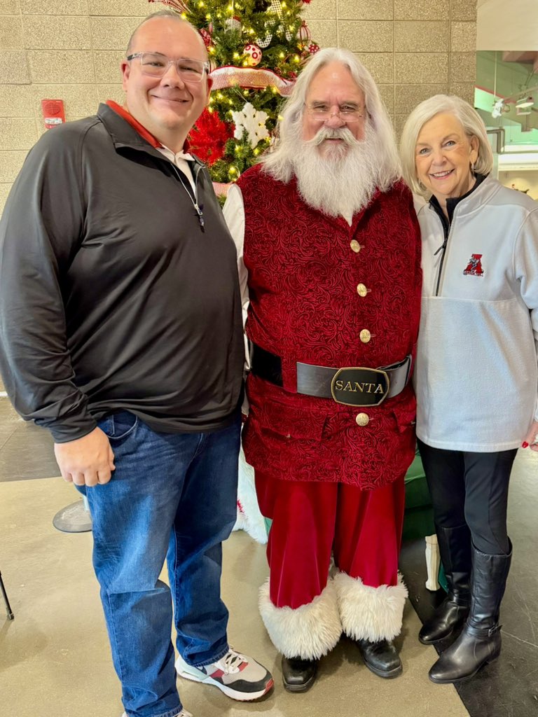 YOUNGTY's tweet image. Roll Tide !! Santa loves Alabama basketball #BLUECOLLARBASKETBALL