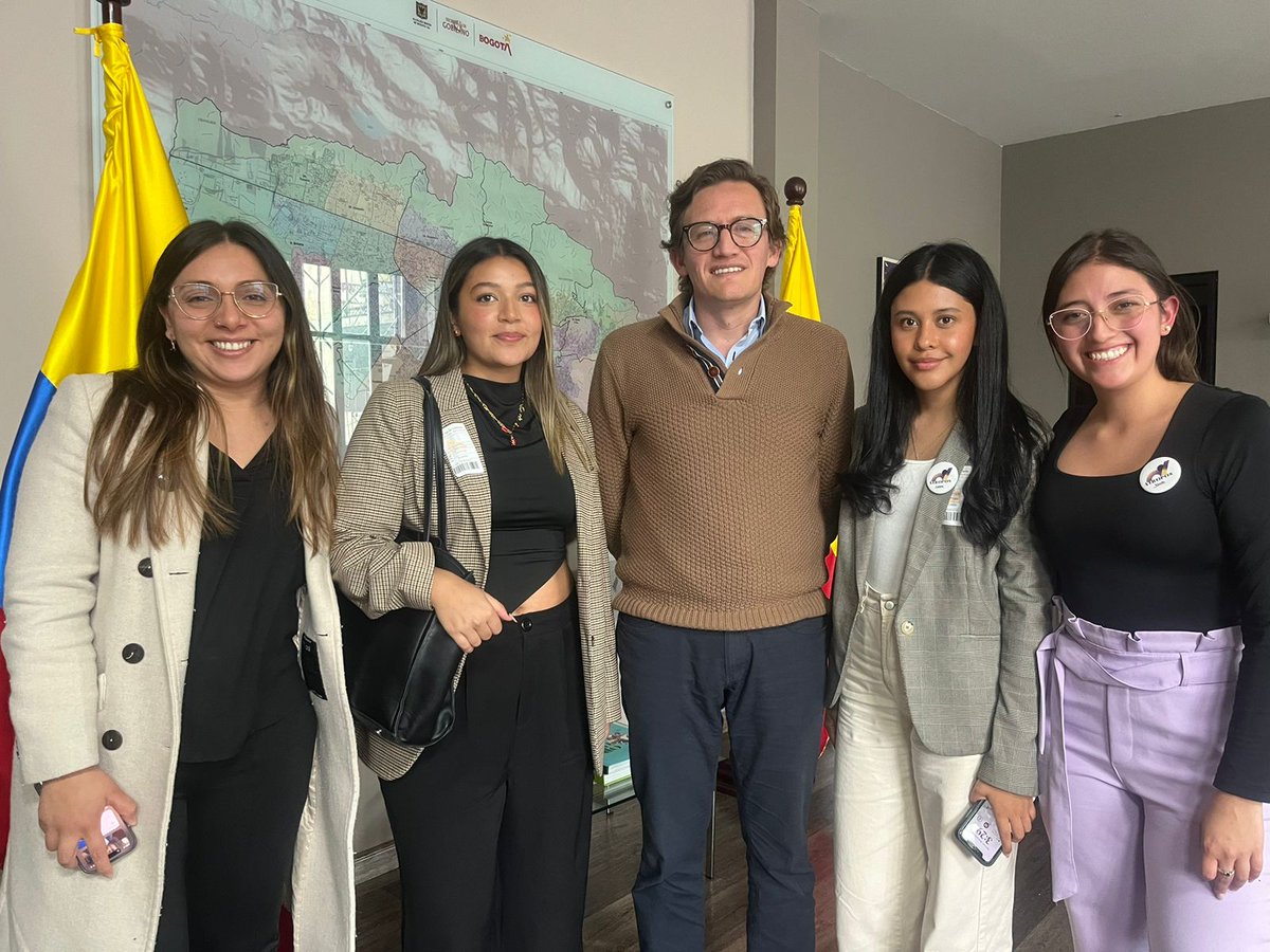 gustavovaldivie's tweet photo. ¡Ya casi Navidad! Les dejo esta imagen de un grupo de estudiantes de Métodos de Análisis de Políticas Públicas (MAPP) de @FIGRIExternado presentando al Secretario de Gobierno de Bogotá @GAquinteroA su propuesta para reformar la respuesta a la explotación sexual. ¡Adelante! https://t.co/7Qzn7HSXkz