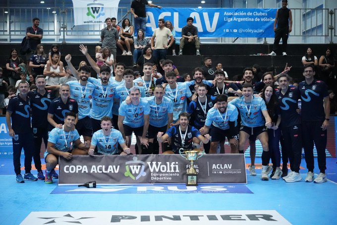 WebDepordata's tweet image. Nuevo título para Ciudad. 
🏐 En semifinales: Ciudad enfrentó a Waiwen (3-0) y Monteros a Boca (3-1); 
🏐 Por el tercer puesto el Xeneize derrotó 3-2 al equipo del sur; 
🏐 En la final, Ciudad venció 3-0 (25-21, 25-22, 25-23) a Monteros.
#copaaclav 
webdepordata.com/copa-aclav-202…
