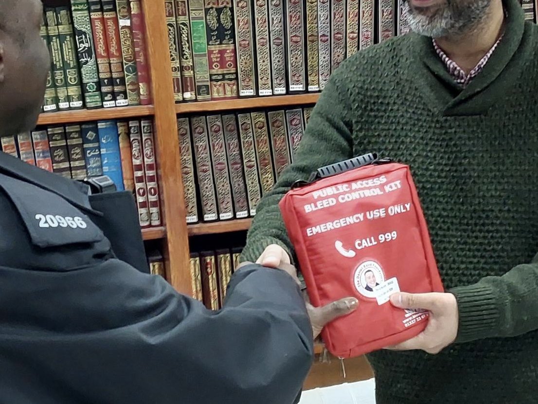 Officers from Hall Green Community Resilience &amp; Solution Team visited the Bahu Trust to donate a <a href="/TheDanielBaird1/">The Daniel Baird Foundation #ControlTheBleed🩸</a> bleed kit.

Learn more on how the Trust is working with our local neighbourhood police team &amp; our communities to tackle serious youth violence bahutrust.org/communitysafety