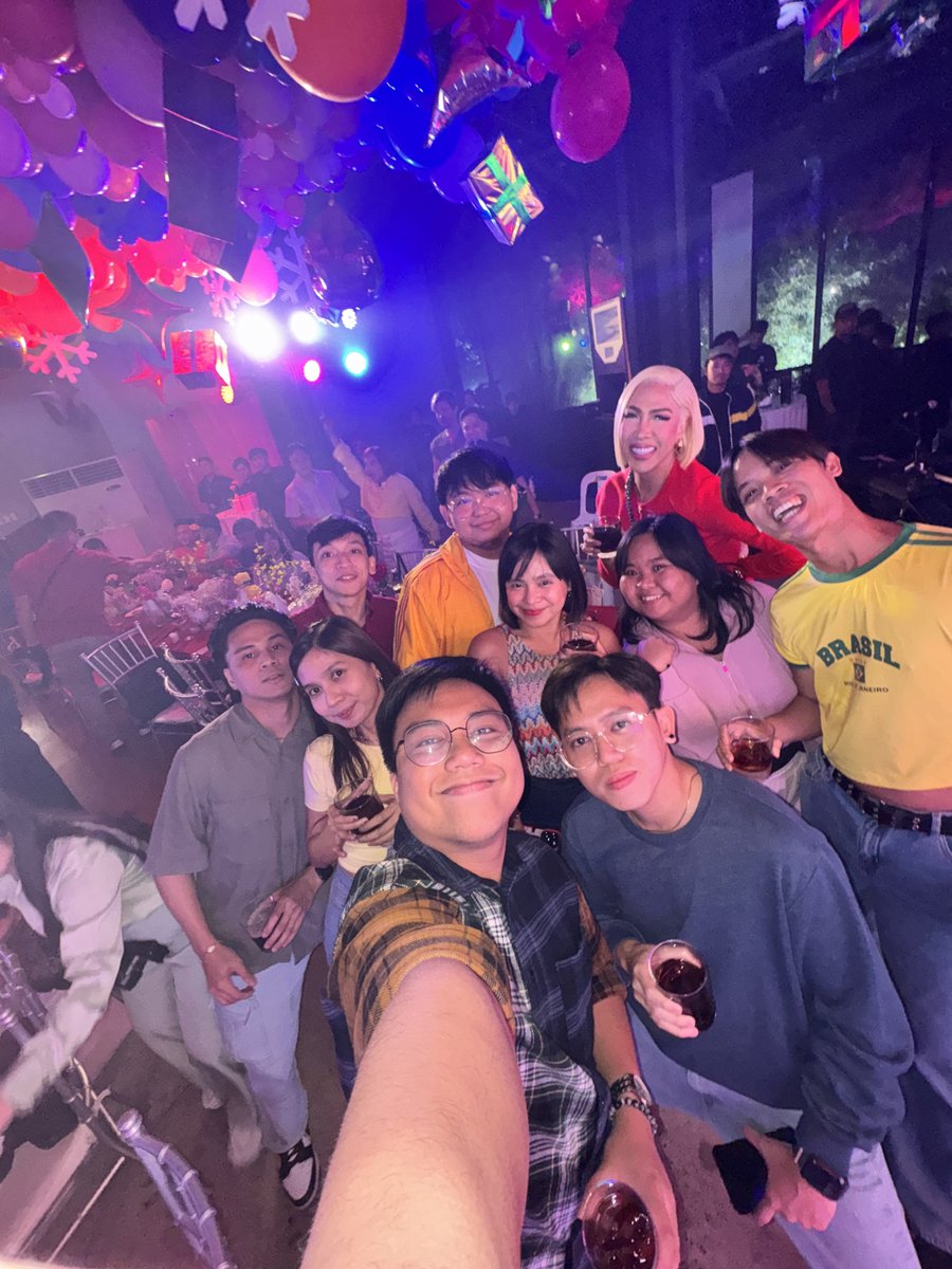 TaongGrasya__'s tweet photo. #TeamVice Rainbow Christmas Party 🥳 https://t.co/0Z4CyPVXpA