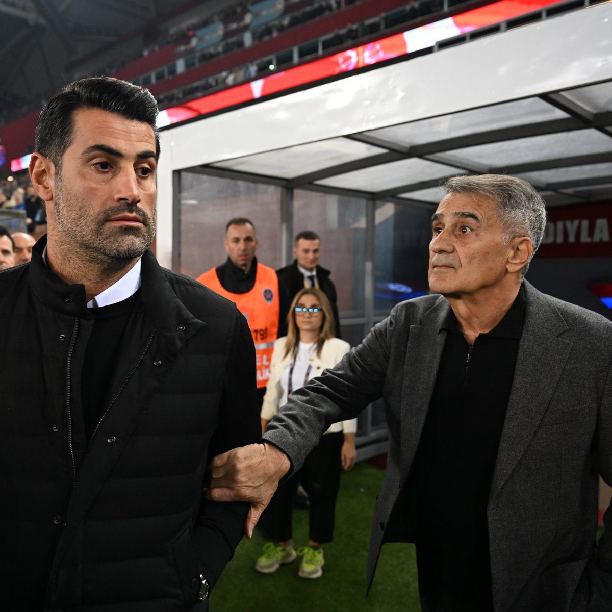 Bana terbiyesizliğin resmini çizebilir misin Abidin?