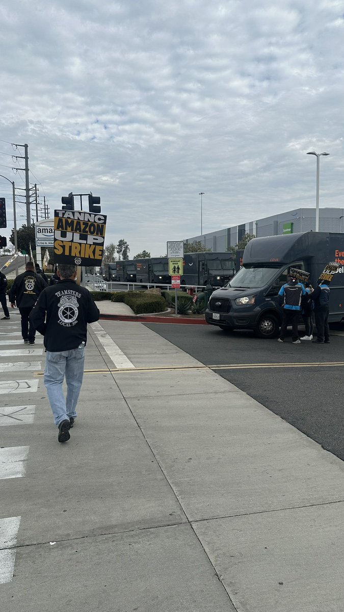 Scarlin2010's tweet photo. You love to see it… 
@Teamsters 
@teamsters952 
@amazonteamsters 
@Local_396 https://t.co/aBoRoW2RfS