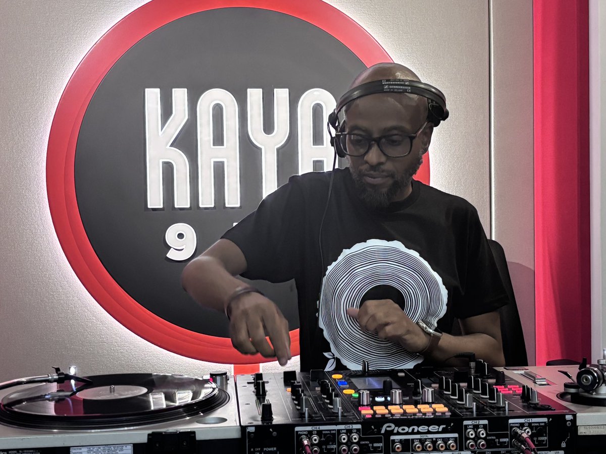 NickyBGlobal's tweet photo. #VinylSession @2lanithewarrior LIVE in the MIX!! #TheWorldShowNickyB @KayaOnAir @KayaON959 https://t.co/K117cV70d0