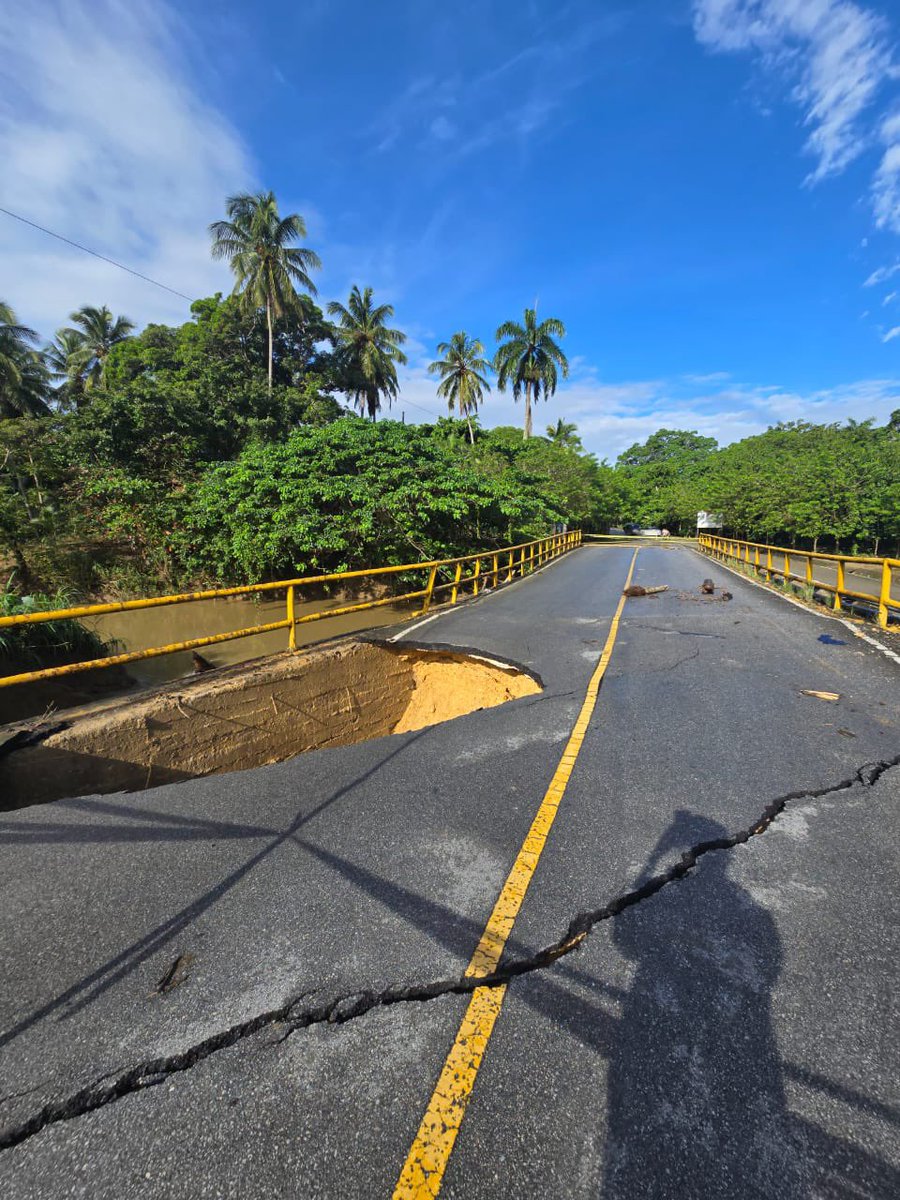 RDMOPC's tweet photo. Informamos a la ciudadanía del cierre de la carretera 
La Represa - El Dragón  y el desvío del tránsito del  puente Río Arroyo Grande, en la provincia María Trinidad Sanchez, debido a la crecida del rio, trayendo escombros que  obstruyeron   los  mismos y  produjeron un socavon en ambos aproches.      

Dentro de las medidas, se dispuso el cierre total del puente, la habilitación del tránsito en el puente Baden paralelo y  limpieza del cause, entre otras acciones. 

Brigadas y equipos de la institución trajaban en el lugar, a fin  de retornar a la normalidad la referidas infraestructuras.  #CercanoALaGente