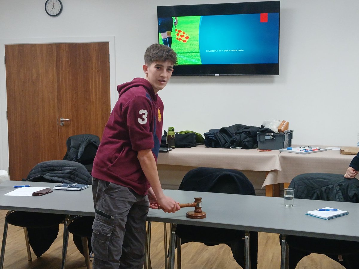 WorcesterRefs's tweet photo. Ollie Wood opened our December meeting where Paul Sparrow delivered a training session packed with incident filled clips which sparked debate and conversation amongst our members. Our next meeting sees us host Phil Prosser, referee coach and observer⚽️ #grassroots #referees #wfa https://t.co/wZeOXgn2zQ