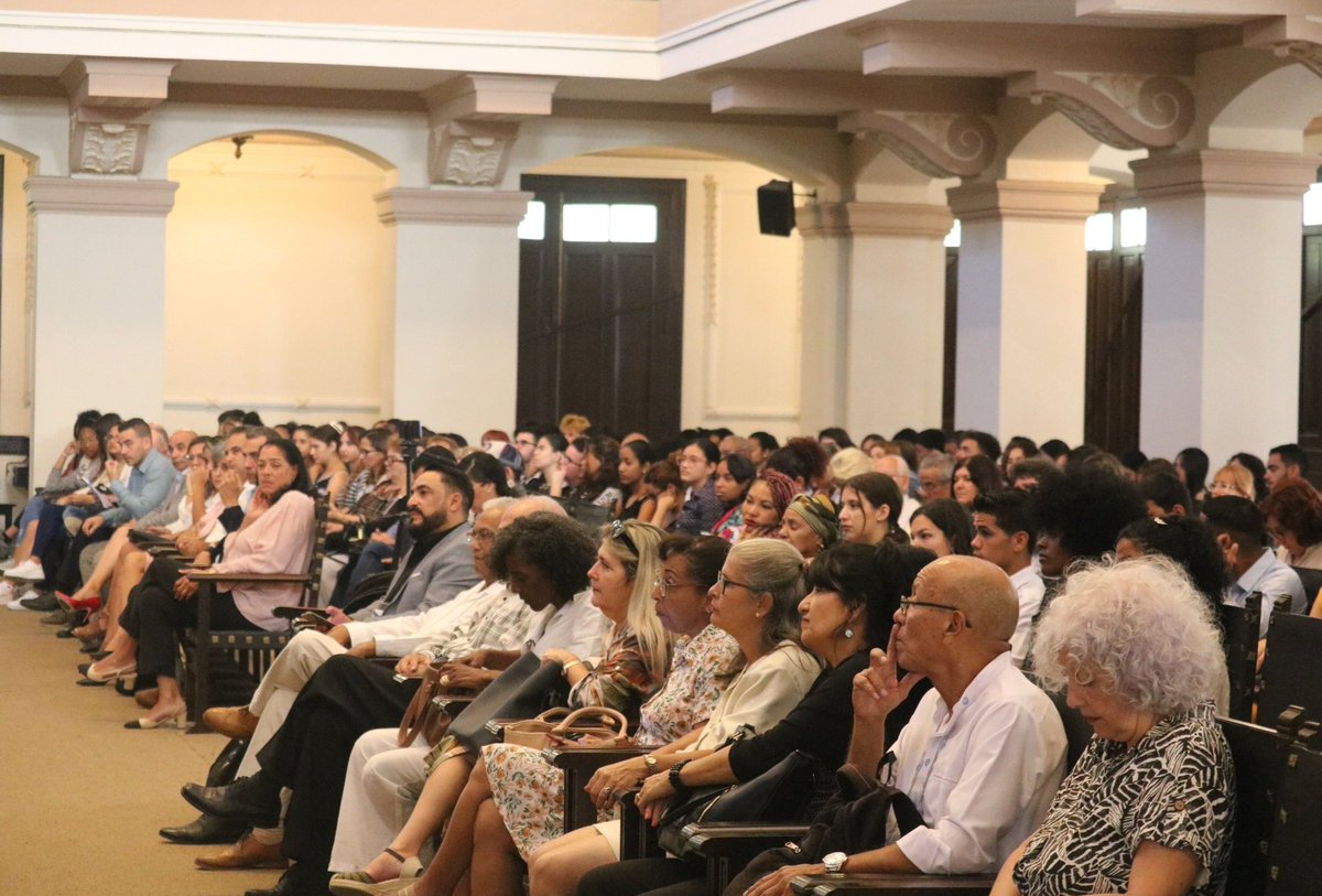 JuannCarlosGG's tweet photo. Muchas felicidades a nuestros educadores y un reconocimiento especial a quienes desde @MinturCuba, #Formatur y @FturUh, laboran incansablemente por lograr la mejor preparación del capital humano y de los futuros profesionales del #TurismoCubano.
#DíaDelEducador 🇨🇺 https://t.co/odlB7EO44f