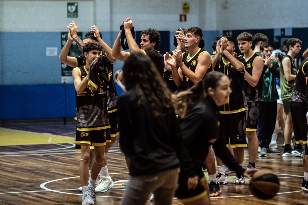 1a | Resultat 👉🏻
Sènior masculí 86-64 <a href="/CBEsparreguera/">CB Esparreguera</a> 

🎙️ El Sènior se’n va de vacances líders!

🙌🏻 Gràcies! Amb un pavelló ple ahir, gaudint com una gran família i creant sinergies molt desitjades!

☝🏻 Cal destacar els 4 debuts de Jandro i Marcos (08) i Arnau i Martí (09). 🔝