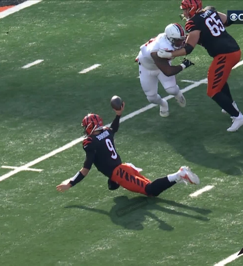 CincyProblems's tweet image. Joe Burrow just threw a TD pass like this