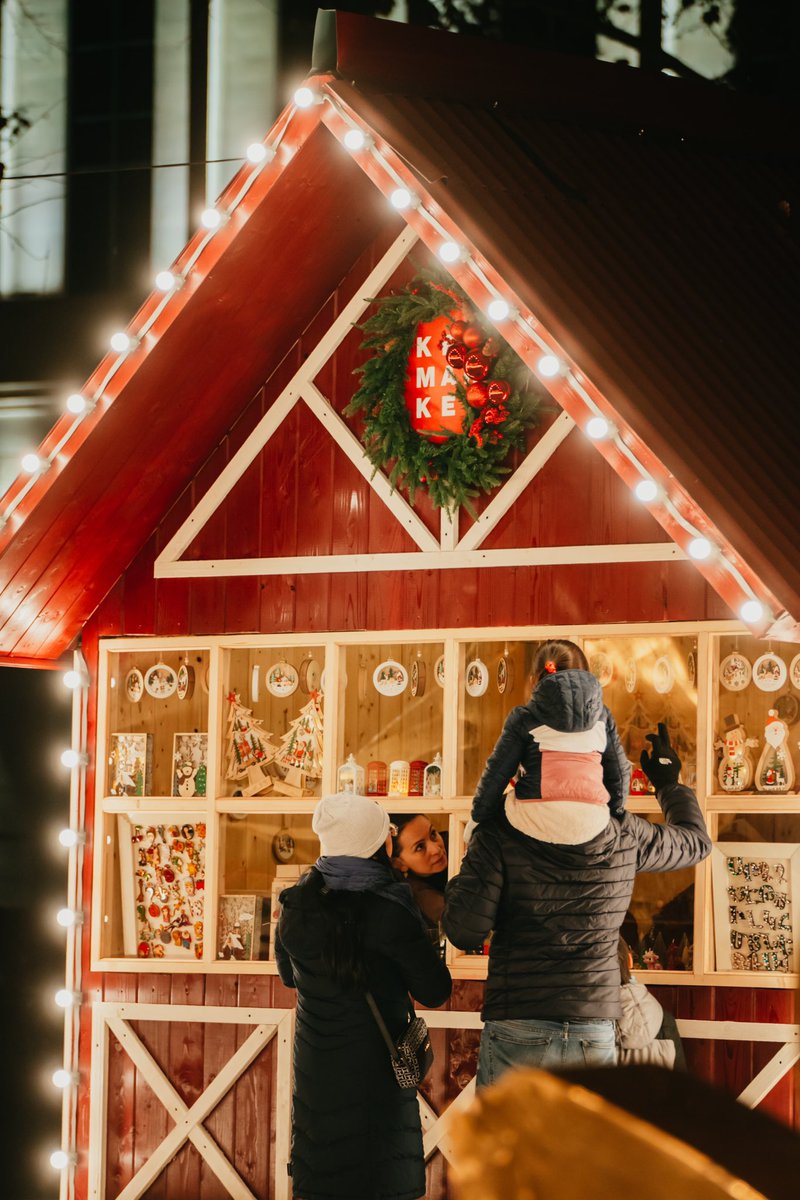 armembnl's tweet photo. Holiday spirit in Yerevan! 🎄✨ 
Feel the joy of the festive season from the twinkling Republic Square to cozy markets filled with handmade crafts, traditional treats and Armenian hospitality. 
A winter wonderland awaits! ❄️🇦🇲
📸 Tourism Committee of 🇦🇲 https://t.co/0NLi3PUxTw