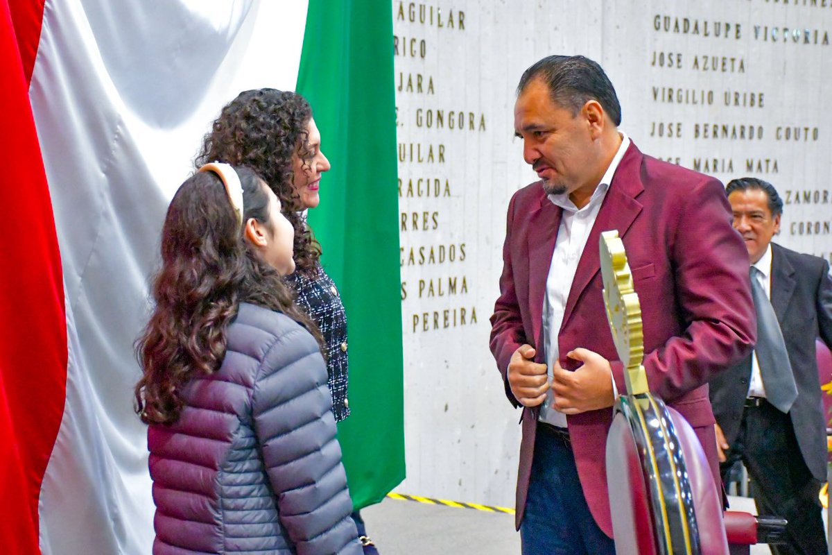 Tuve la alegría de recibir en el Congreso del Estado de Veracruz una visita muy especial, la de mi hija, Ana Cris.
Es un recordatorio de lo importante que es construir un futuro mejor para nuestras niñas y niños, quienes son el motor que nos inspira a seguir trabajando día con