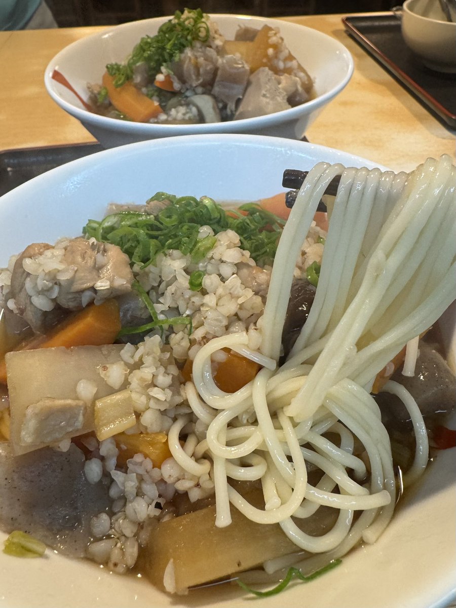 kabosudachikun's tweet photo. #阿波そらそば今日のまかない 

冷え込むので今年ラストの賄いは〝そば米そらそば〟にしました🍜

デカイ具がゴロゴロ入った〝うちんくオカン直伝〟ですが、ただの〝そば米雑炊〟ではなく出汁も醤油も阿波そらそば仕様…しかも仕上げには、そらそば香味油✨

これ食べたい人いたら新メニューにします😎 https://t.co/NGC2N3UpEX